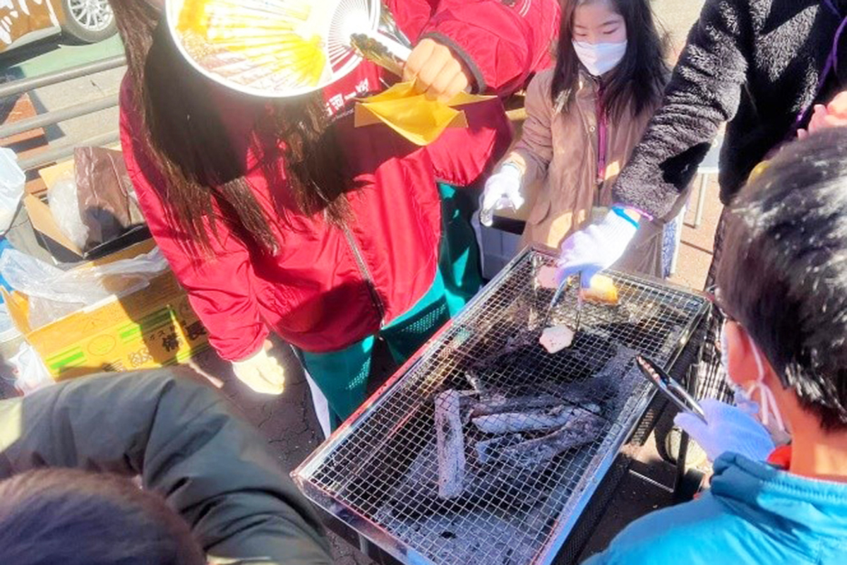 古河一高生と共同開発したうなぎの蒲焼タレ味と甘露煮タレ味のせんべい