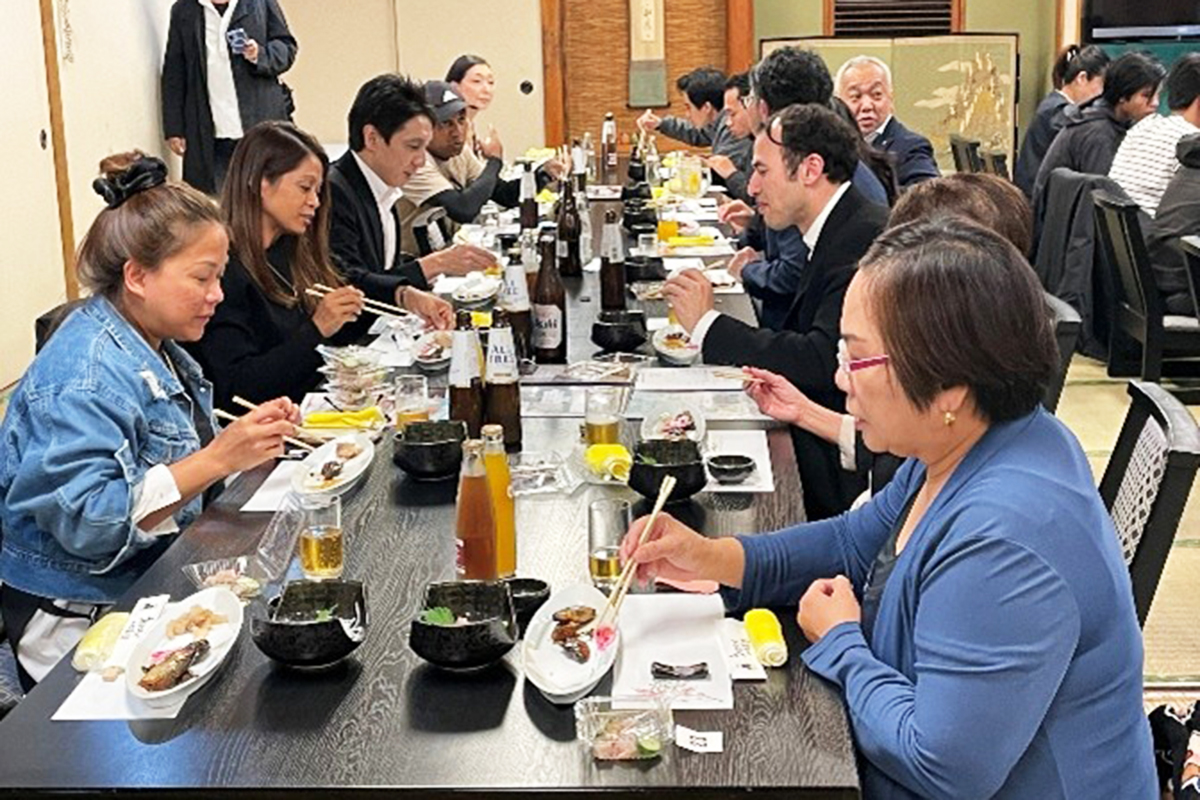国際交流会との懇親会　在住外国人をお迎えし、川魚料理を提供